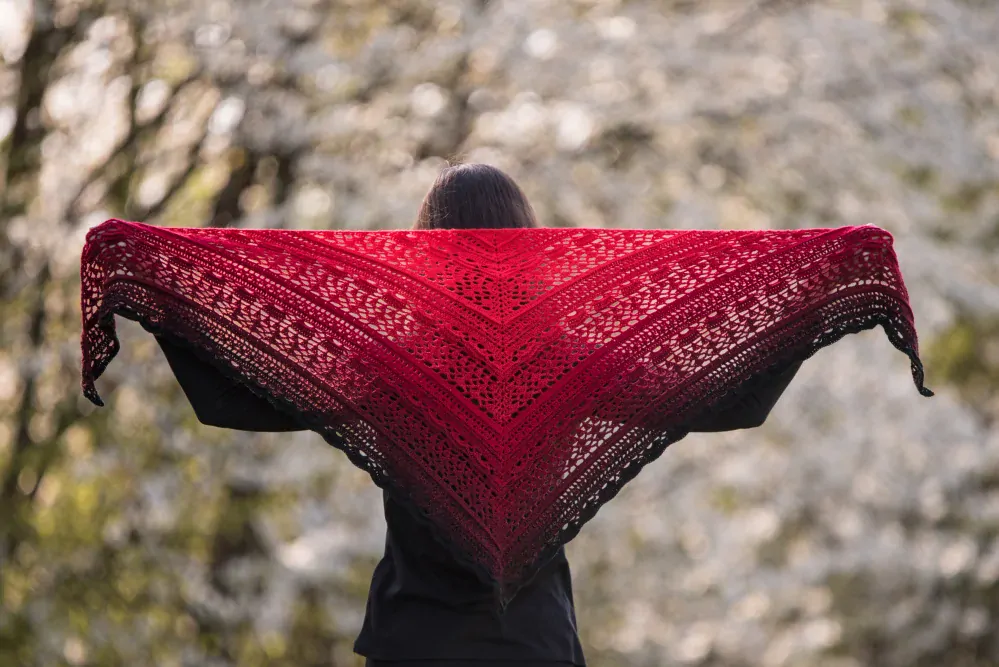 Klubíčko KOKONKI Soft 165 Lady in Red - černá / vínová / červená / intenzivní červená /1500m